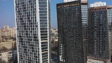 Büyük şehir havası manzaralı gökdelenler inşa ediyor.