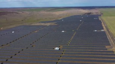 İlkbahar hava manzaralı güneş pili alanı