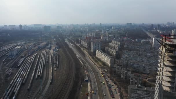 Dépôt garage pour trains et wagons vue aérienne sur la ville — Video