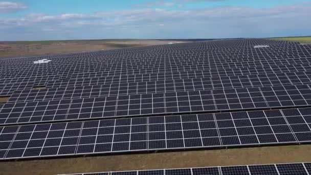 Painel solar campo verde energia alternativa vista aérea — Vídeo de Stock