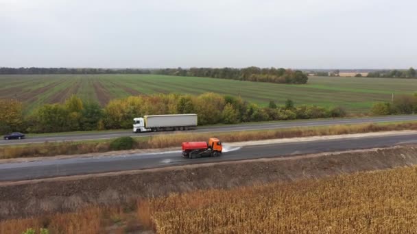 Preparação da superfície com caminhão tanque de água para visão aérea asfaltada. — Vídeo de Stock