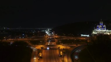 Gece vakti köprüde yol ayrımı var.