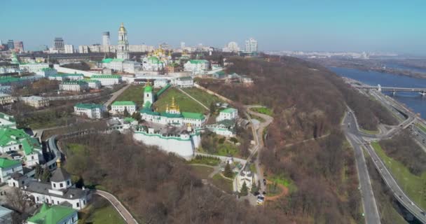 Kiev Pechersk Lavra au printemps vue aérienne. — Video