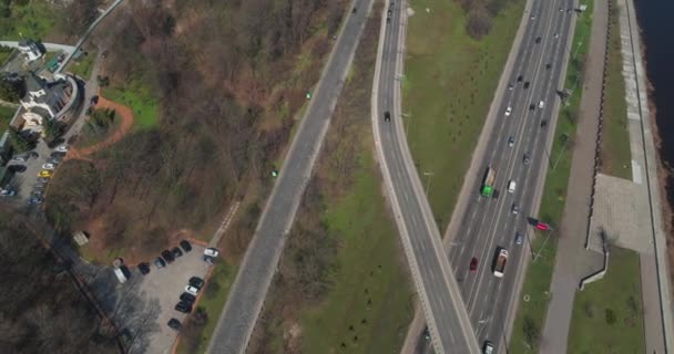 Stadstrafiken på bryggan och längs med riksbanken. Highway Interchange Aerial ovanifrån Visa — Stockvideo