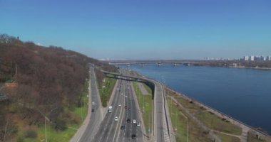 Köprüde Şehir Trafiği ve Embankment boyunca. Otoyol Değişimi Hava Görünümü