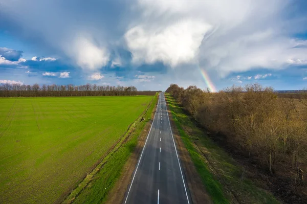 Regnbåge över landsväg väg våren landskap antenn utsikt — Stockfoto