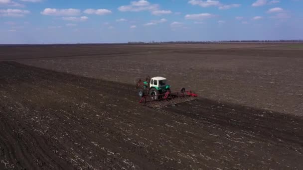 Плуг трактора при полевых работах вид с воздуха — стоковое видео