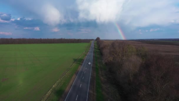 Arco iris carretera después de la lluvia en primavera viaje vista aérea — Vídeos de Stock