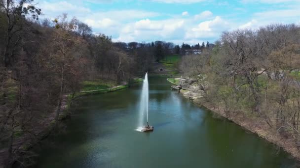 Lago de paisaje con fuente en el parque de Sophia vista aérea. — Vídeo de stock