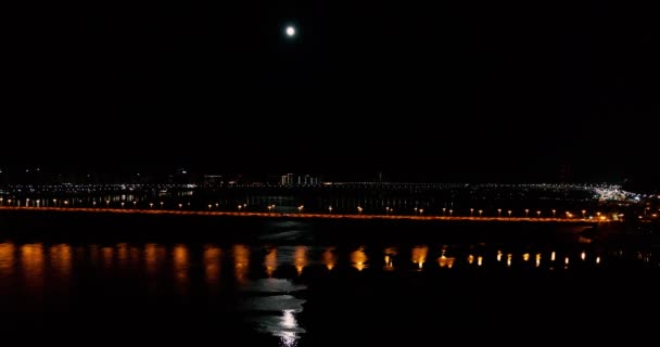 Stadstrafik på bron på natten med en ljus månlandning — Stockvideo
