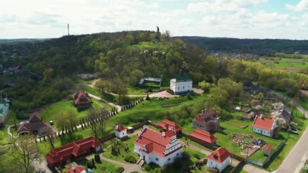 Blick auf die Stadt vom Hügel aus — Stockvideo