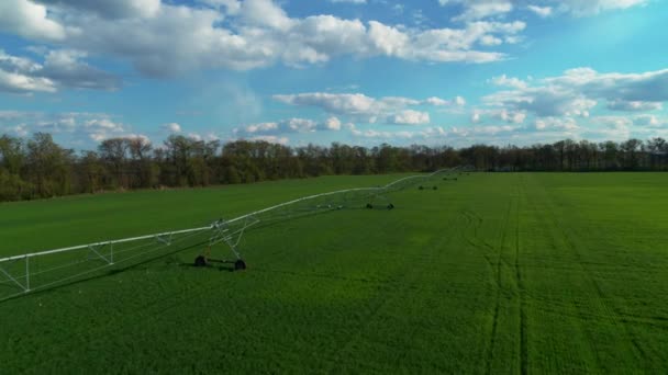 Sistem de irigare pe teren agricol vedere aeriană — Videoclip de stoc