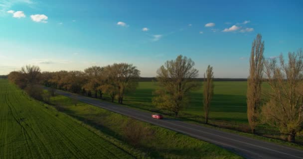 Voiture Rouge Sur Une Route De Campagne En Soirée Vue Aérienne — Video