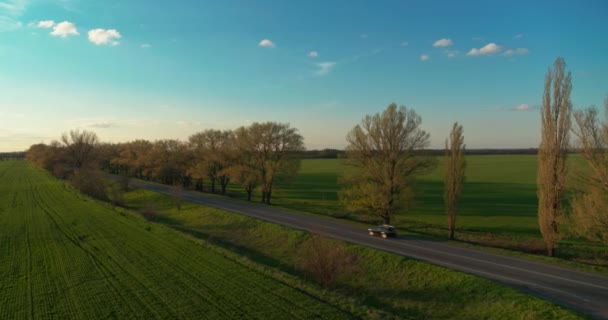 Trafic sur la route de campagne au coucher du soleil Vue Aérienne — Video