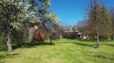 Ukrayna 'daki etnografik müze yaz havası manzaralı.