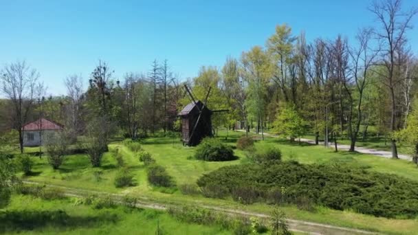 Antieke houten windmolen op etnografisch museum Pereiaslav-Khmelnytskyi Oekraïne luchtfoto uitzicht — Stockvideo