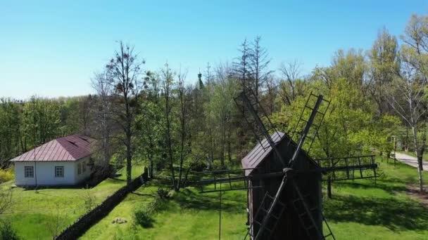 Moulin à vent en bois antique vue aérienne — Video