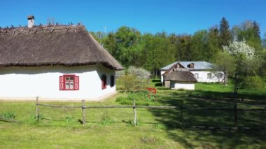 Eski Ukrayna mimarisi. Samandan çatısı olan eski güzel bir kır evi. Pereiaslav Ukrayna 'daki Açık Hava Etnoğrafya Müzesi
