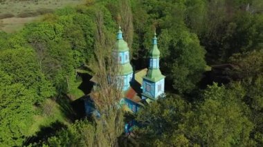 Eski Ukrayna kilisesi, Ukrayna 'nın Pereiaslav-Khmelnytskyi yakınlarında açık hava müzesi. Eski ahşap kilise mavi boyalı anten manzaralı