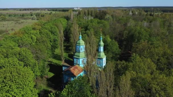 Vedere aeriană a bisericii din lemn înconjurată de copaci bătrâni. Pereyaslav-Hmelnitsky Muzeul de Arhitectură Populară și Viața Nadnipryanshchyna Mijlocie — Videoclip de stoc