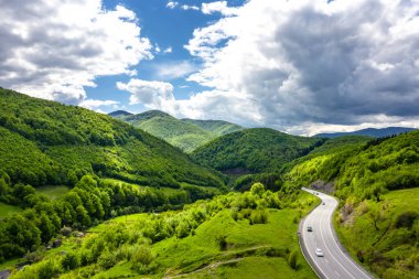 Güneşli bir günde, dağ yolunda trafik vardı.