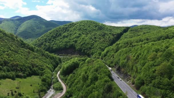 Vrachtwagen op de berg weg lading levering antenne uitzicht — Stockvideo