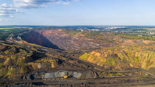 Vue Aérienne Panoramique De Paysage Industriel De Carrière De Minerai De Fer à Puits Ouvert — Photo