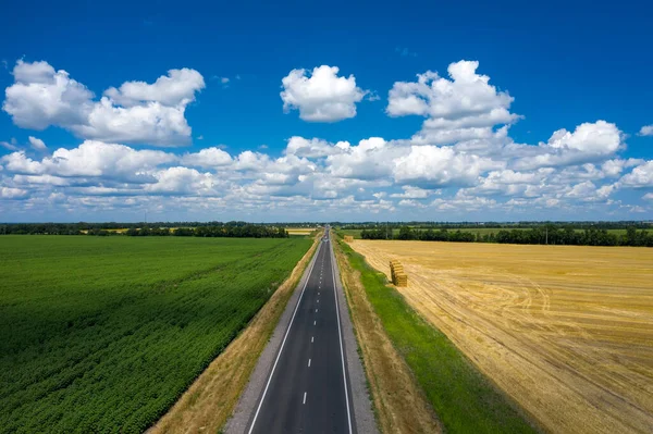 Asfalterad smal landsväg på sommaren dag antenn utsikt — Stockfoto