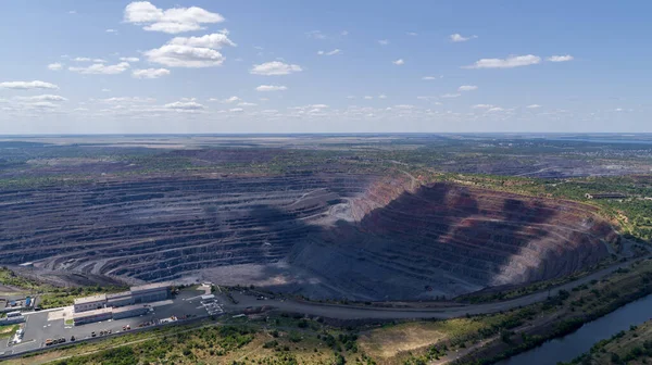 Vue Aérienne Panoramique De Paysage Industriel De Carrière De Minerai De Fer à Puits Ouvert — Photo