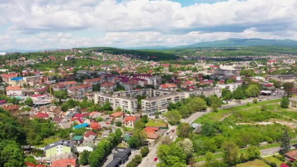 Das Stadtpanorama von Uschgorod aus der Luft — Stockvideo