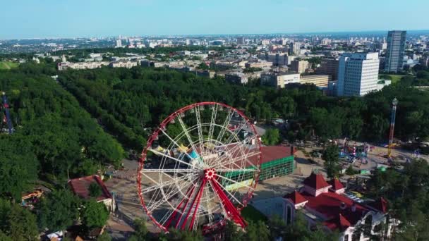 Rueda de la fortuna en Gorki Parque Central de Cultura y Ocio en Jarkov vista aérea — Vídeos de Stock