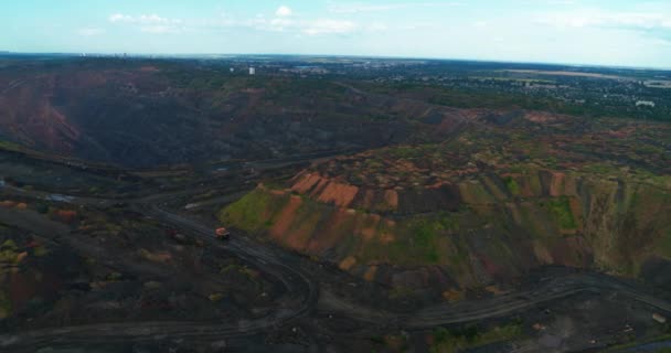 Dumpers e máquinas estão trabalhando na vista aérea da mina de pedreira — Vídeo de Stock