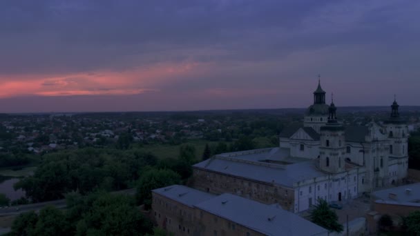 Berdichev 'deki Bare Carmelites Manastırı hava gece manzaralı. — Stok video