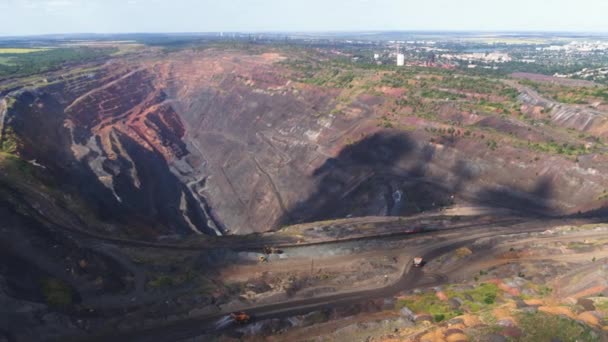 Открытый карьер по добыче железной руды в индустриальном городе — стоковое видео