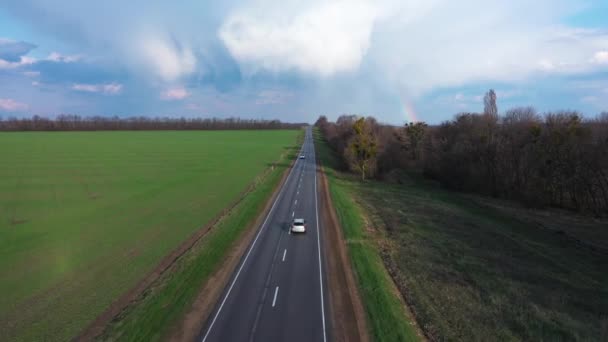 Otwarta autostrada i tęcza widok z lotu ptaka — Wideo stockowe