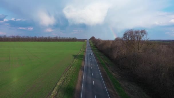 Autoroute dans le champ vert coloré arc-en-ciel vue aérienne — Video
