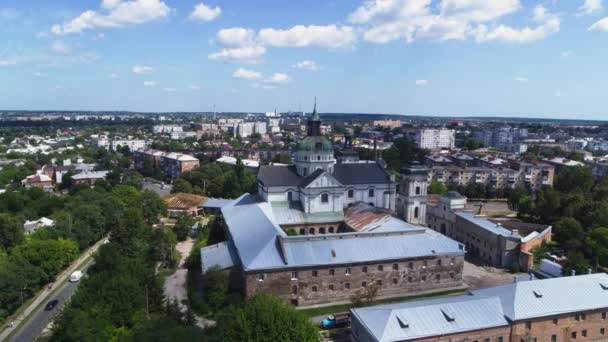 Berdichev şehrindeki manastır Ukrayna hava manzaralı. — Stok video