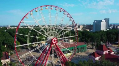 Gorky Central Kültür Parkı 'nda dönme dolap ve Harkov hava manzarası