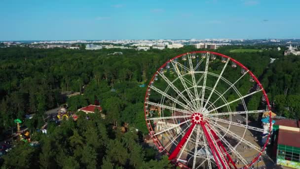 Rueda de la fortuna en Gorki Parque Central de Cultura y Ocio en Jarkov vista aérea — Vídeo de stock