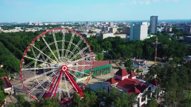 Ferris wiel in Gorki Central Park van Cultuur en Vrije tijd in Kharkov luchtfoto — Stockvideo