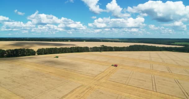 Combina la vista aérea de trabajo — Vídeo de stock