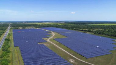 Güneş paneli fotovoltaik çiftlik Hava Görünümü 