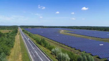 Güneş paneli, batan güneş hava görüşünden yeşil ve çevre dostu enerji üretir.