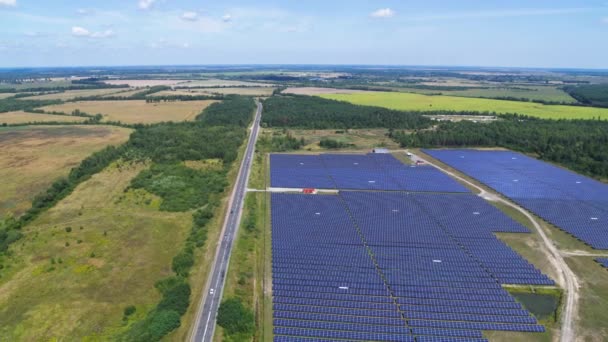 Zonnepanelen in een grote fotovoltaïsche centrale vanuit de lucht — Stockvideo