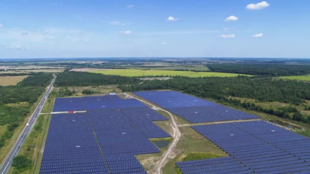 Fotovoltaico pannelli solari campo vista aerea — Video Stock