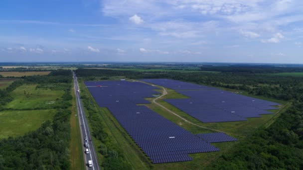 Campo da planta da bateria solar na vista aérea 5k do verão — Vídeo de Stock