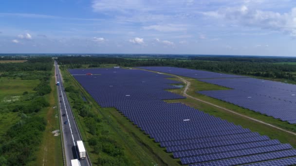 Alternatywne źródło energii elektrycznej w fabryce paneli słonecznych Widok z lotu ptaka 5k — Wideo stockowe