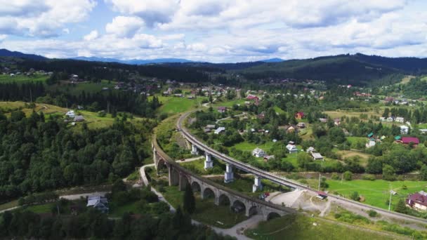 Viadukten i Vorokhta är en järnvägssten bågbro över Prut River antenn panorama utsikt — Stockvideo