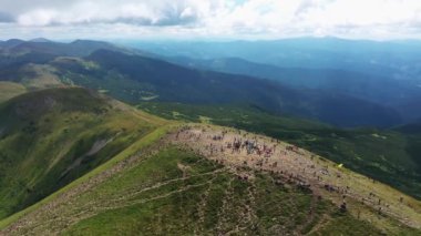 Turistler dağın tepesine tırmanıyor Hoverla hava manzarası