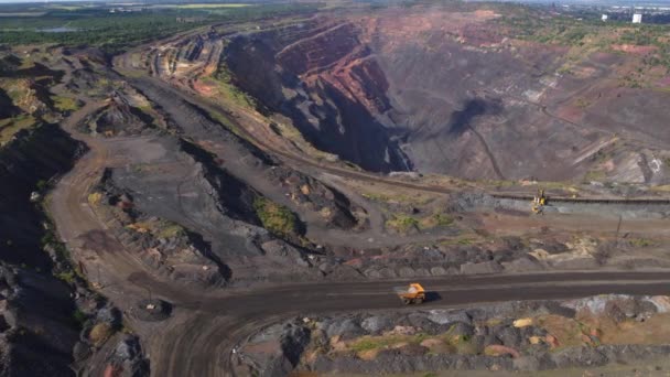 Enorme caminhão de despejo de mineração amarelo trabalhando na indústria de pedreira de minério de ferro vista aérea — Vídeo de Stock